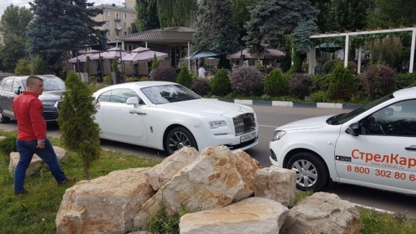 Читатель заметил на саратовской набережной Rolls-Royce и признался, что ему стыдно перед владельцем элитной машины за разбитый асфальт
