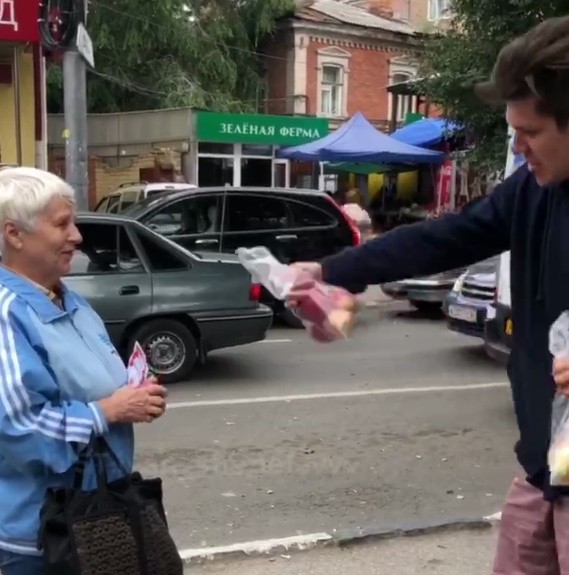 Житель Саратова скупал у бабушек фрукты и дарил прохожим