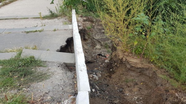 Читатель заметил на саратовской набережной Rolls-Royce и признался, что ему стыдно перед владельцем элитной машины за разбитый асфальт
