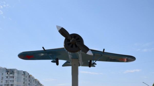 В Солнечном посреди дороги установили модель истребителя. Чтобы посмотреть на достопримечательность вблизи, саратовцам придется рисковать жизнью
