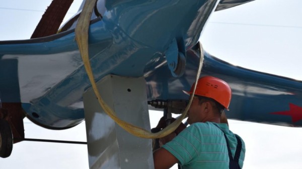 В Солнечном посреди дороги установили модель истребителя. Чтобы посмотреть на достопримечательность вблизи, саратовцам придется рисковать жизнью
