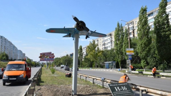 В Солнечном посреди дороги установили модель истребителя. Чтобы посмотреть на достопримечательность вблизи, саратовцам придется рисковать жизнью
