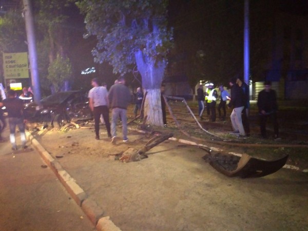 Компания юношей на иномарке протаранила забор и вылетела на рельсы Компания юношей на иномарке протаранила забор и вылетела на рельсы