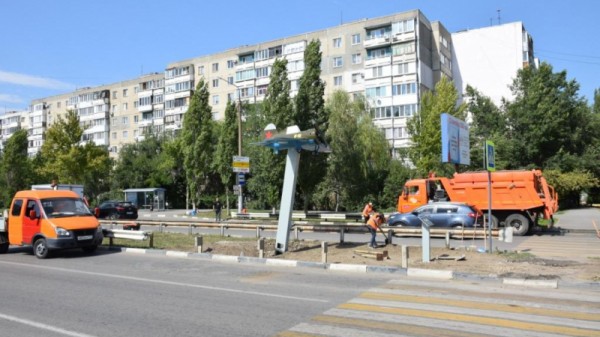 В Солнечном посреди дороги установили модель истребителя. Чтобы посмотреть на достопримечательность вблизи, саратовцам придется рисковать жизнью

