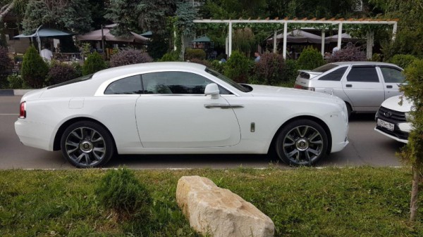 Читатель заметил на саратовской набережной Rolls-Royce и признался, что ему стыдно перед владельцем элитной машины за разбитый асфальт
