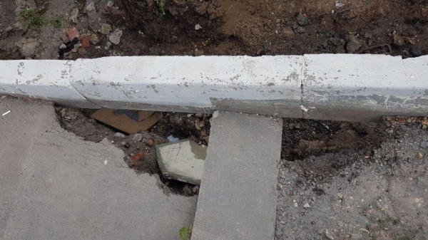 Читатель заметил на саратовской набережной Rolls-Royce и признался, что ему стыдно перед владельцем элитной машины за разбитый асфальт
