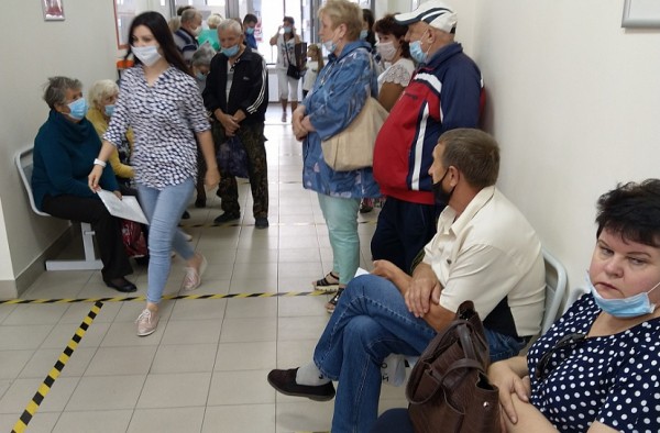 Саратовцы пожаловались на очереди в офисе энергетиков в пандемию