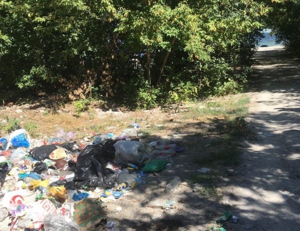 Туристы превращают утес Степана Разина в помойку