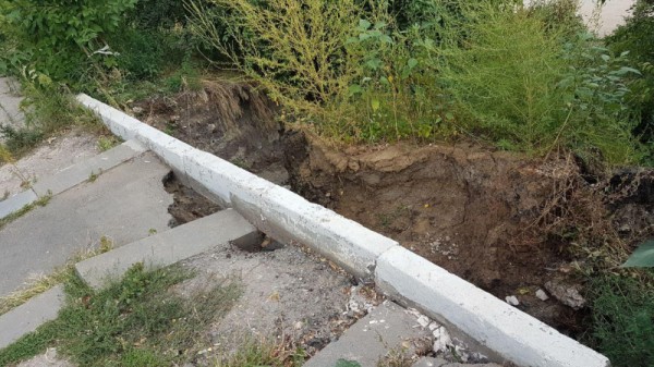 Читатель заметил на саратовской набережной Rolls-Royce и признался, что ему стыдно перед владельцем элитной машины за разбитый асфальт
