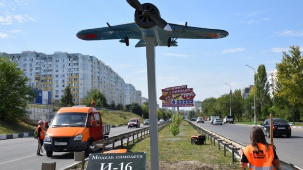 В Солнечном посреди дороги установили модель истребителя. Чтобы посмотреть на достопримечательность вблизи, саратовцам придется рисковать жизнью

