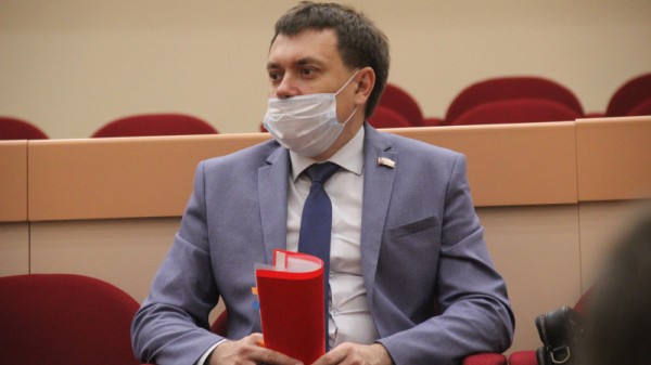 Спикер Госдумы посоветовал главе саратовского минстроя «открутить значок». Тот выступил с заявлением
