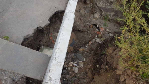 Читатель заметил на саратовской набережной Rolls-Royce и признался, что ему стыдно перед владельцем элитной машины за разбитый асфальт
