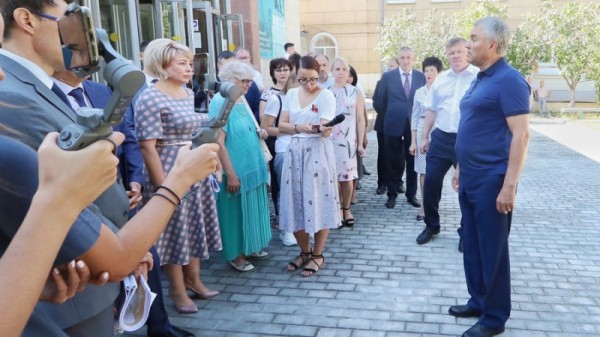 «Чтобы голову не напекло»: спикер Госдумы завел саратовского губернатора в тень, а министра культуры отправил на проспект
«Чтобы голову не напекло»: спикер Госдумы завел саратовского губернатора в тень, а министра культуры отправил на проспект