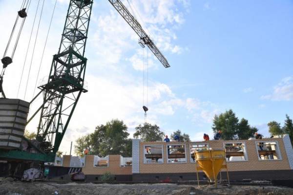 Валерий Радаев раскритиковал энгельсские власти за затягивание достройки бассейна в школе №32