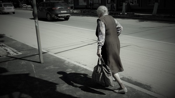 Уголовник разбил пенсионерке голову кирпичом ради денег
