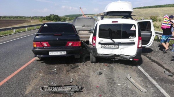 В тройной аварии под Саратовом пострадали два пенсионера
