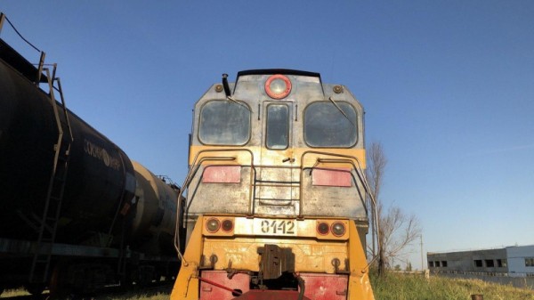 В Саратове автокран порвал провода и парализовал движение двух пассажирских поездов
