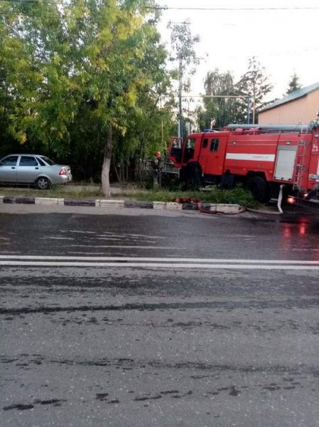 В Заводском районе Саратова горит двухэтажный жилой дом