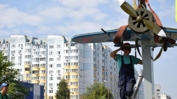 В Солнечном посреди дороги установили модель истребителя. Чтобы посмотреть на достопримечательность вблизи, саратовцам придется рисковать жизнью

