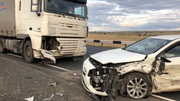 На трассе столкнулись две легковушки и фура. Пострадали дети
