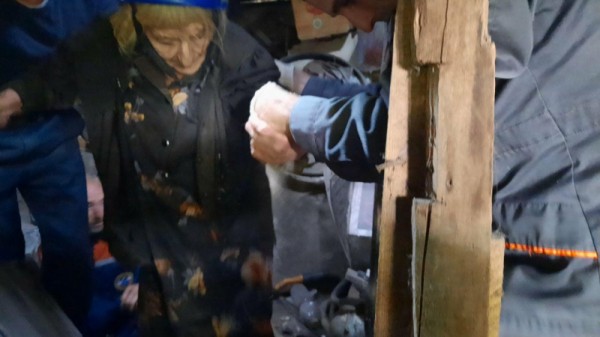 Пенсионерка провалилась в погреб. Ее достали через пять дней
