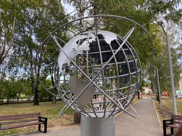 Валерий Радаев поручил наполнить обновленный сквер Космонавтов Валерий Радаев поручил наполнить обновленный сквер Космонавтов