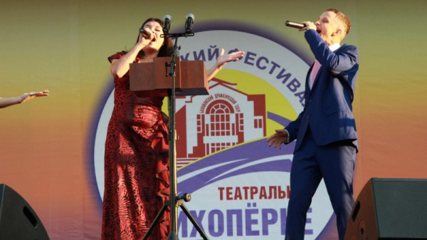 &laquo;Театральное Прихоперье&raquo;: губернатор Радаев погрузился в виртуальную реальность, а народный артист Миронов &laquo;пожаловался&raquo; на название фестиваля
