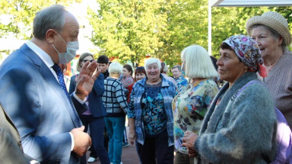 &laquo;Театральное Прихоперье&raquo;: губернатор Радаев погрузился в виртуальную реальность, а народный артист Миронов &laquo;пожаловался&raquo; на название фестиваля
