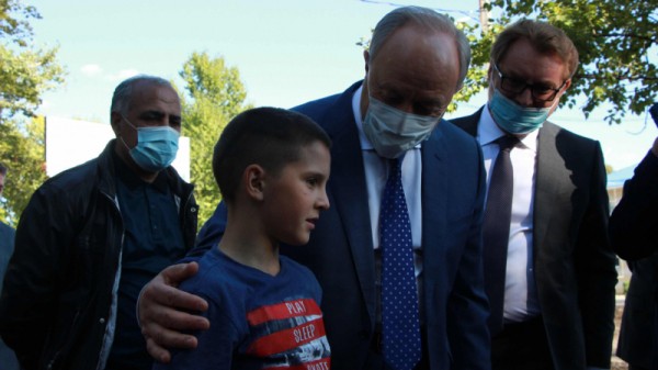 &laquo;Театральное Прихоперье&raquo;: губернатор Радаев погрузился в виртуальную реальность, а народный артист Миронов &laquo;пожаловался&raquo; на название фестиваля
