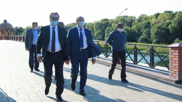 &laquo;Театральное Прихоперье&raquo;: губернатор Радаев погрузился в виртуальную реальность, а народный артист Миронов &laquo;пожаловался&raquo; на название фестиваля
