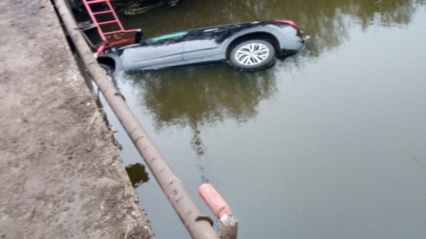 Ночью иномарка упала с моста в реку. Водитель погиб
