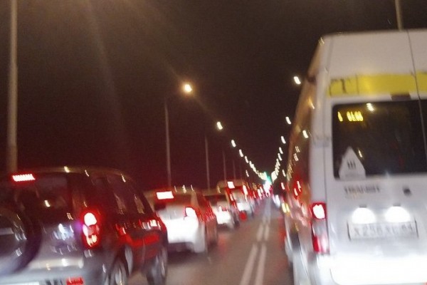 &laquo;Просто издевательство&raquo;. Лесозаводскую перекрыли раньше времени, из-за чего саратовский мост превратился в большую пробку