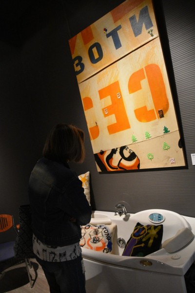 &laquo;Потри мне спину русским авангардом&raquo;: РОСИЗО организовал художественную выставку о дизайне в салоне элитной мебели