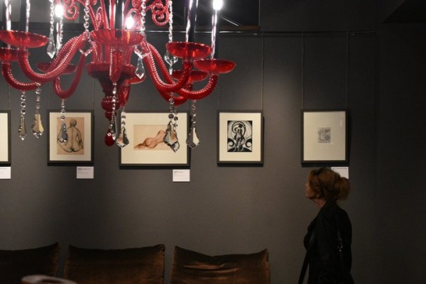 &laquo;Потри мне спину русским авангардом&raquo;: РОСИЗО организовал художественную выставку о дизайне в салоне элитной мебели