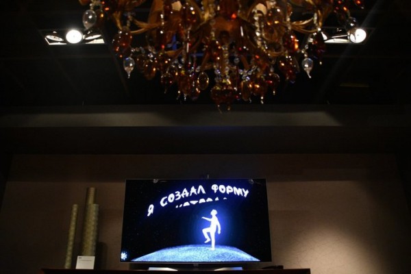 &laquo;Потри мне спину русским авангардом&raquo;: РОСИЗО организовал художественную выставку о дизайне в салоне элитной мебели