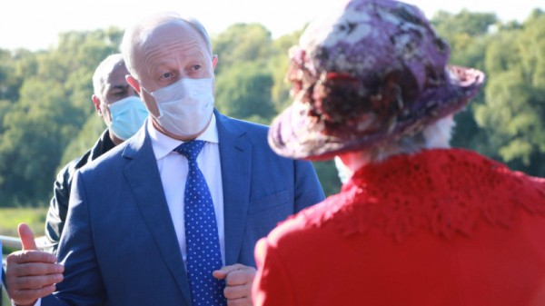 &laquo;Театральное Прихоперье&raquo;: губернатор Радаев погрузился в виртуальную реальность, а народный артист Миронов &laquo;пожаловался&raquo; на название фестиваля
