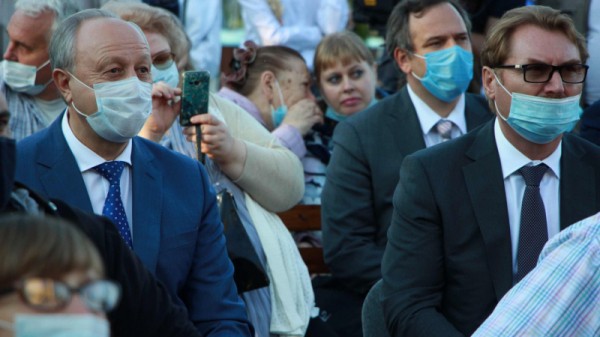 &laquo;Театральное Прихоперье&raquo;: губернатор Радаев погрузился в виртуальную реальность, а народный артист Миронов &laquo;пожаловался&raquo; на название фестиваля
