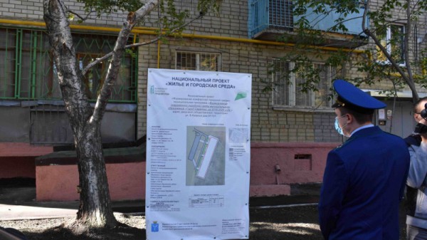 Благоустройство дворов. Саратовцы пожаловались на рабочих, спиливших два десятка деревьев
Благоустройство дворов. Саратовцы пожаловались на рабочих, спиливших два десятка деревьев