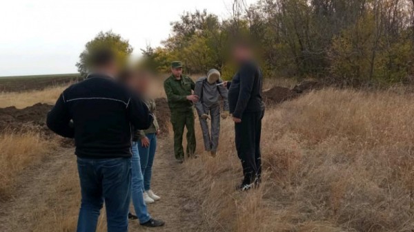 Благоустройство по-ершовски: &laquo;виселицы&raquo;, лавочки в болоте и крышки люка посреди дороги
