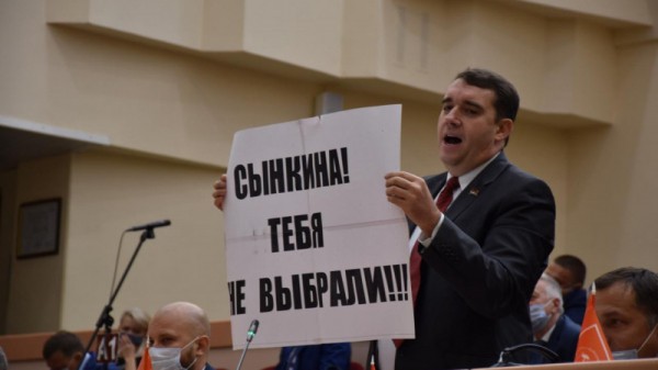Нового депутата Саратовской областной думы &laquo;поприветствовали&raquo; криками &laquo;Позор!&raquo;
