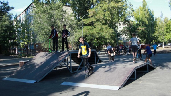 &laquo;Театральное Прихоперье&raquo;: губернатор Радаев погрузился в виртуальную реальность, а народный артист Миронов &laquo;пожаловался&raquo; на название фестиваля
