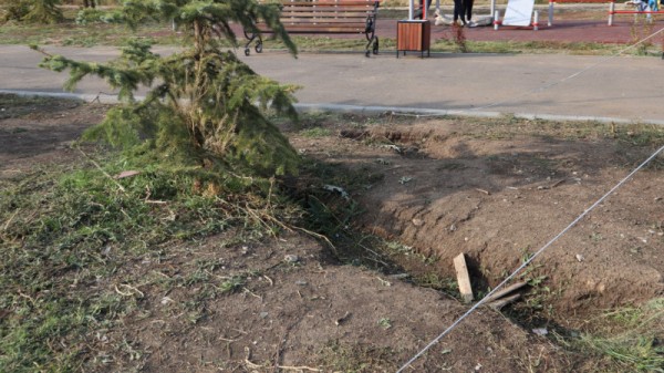 Благоустройство по-ершовски: &laquo;виселицы&raquo;, лавочки в болоте и крышки люка посреди дороги
