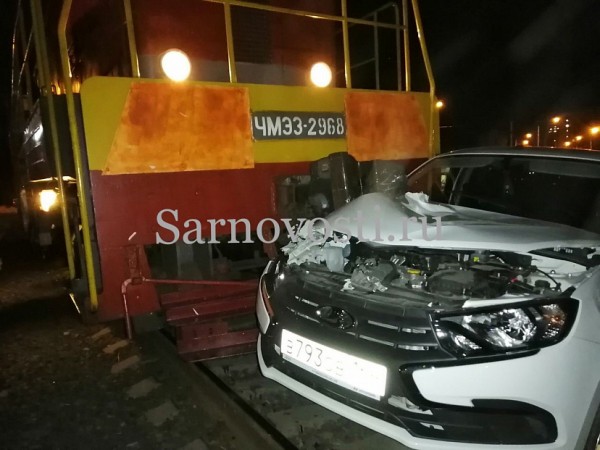 Под Саратовом локомотив врезался в заглохшее на рельсах такси