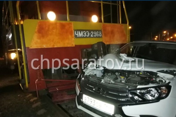 В Энгельсе локомотив протаранил застрявшее на путях такси