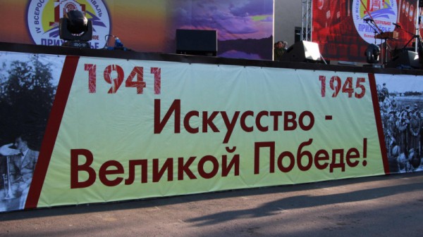 &laquo;Театральное Прихоперье&raquo;: губернатор Радаев погрузился в виртуальную реальность, а народный артист Миронов &laquo;пожаловался&raquo; на название фестиваля
