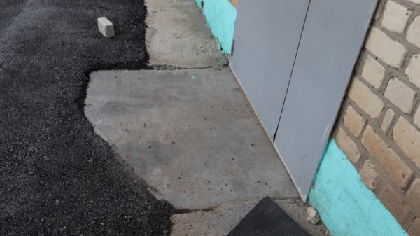 Благоустройство по-ершовски: &laquo;виселицы&raquo;, лавочки в болоте и крышки люка посреди дороги
