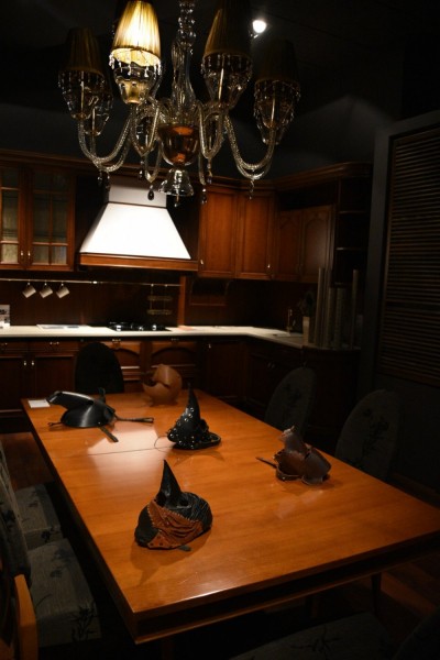 &laquo;Потри мне спину русским авангардом&raquo;: РОСИЗО организовал художественную выставку о дизайне в салоне элитной мебели