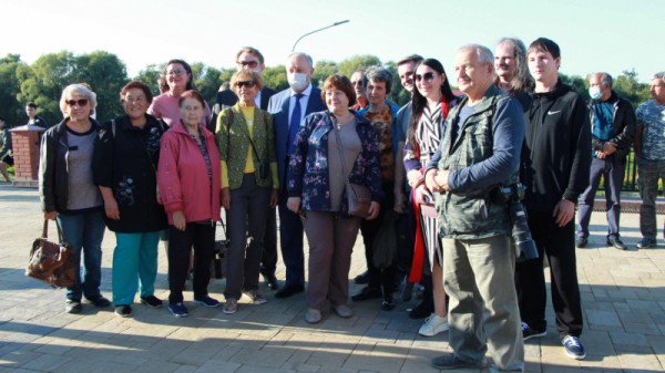 &laquo;Театральное Прихоперье&raquo;: губернатор Радаев погрузился в виртуальную реальность, а народный артист Миронов &laquo;пожаловался&raquo; на название фестиваля
