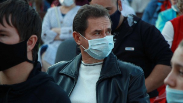 &laquo;Театральное Прихоперье&raquo;: губернатор Радаев погрузился в виртуальную реальность, а народный артист Миронов &laquo;пожаловался&raquo; на название фестиваля
