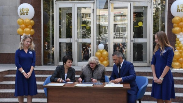 В саратовском музее зачитали поздравление президента России
В саратовском музее зачитали поздравление президента России